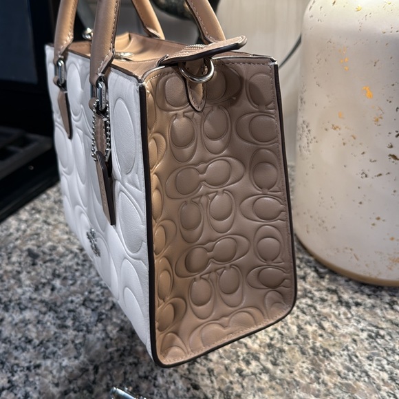 Maggie Small Tote Bag In Blocked Signature Leather Chalk/Tan - Picture 13 of 14